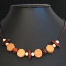 Collier ethnique perles en bois sur cuir